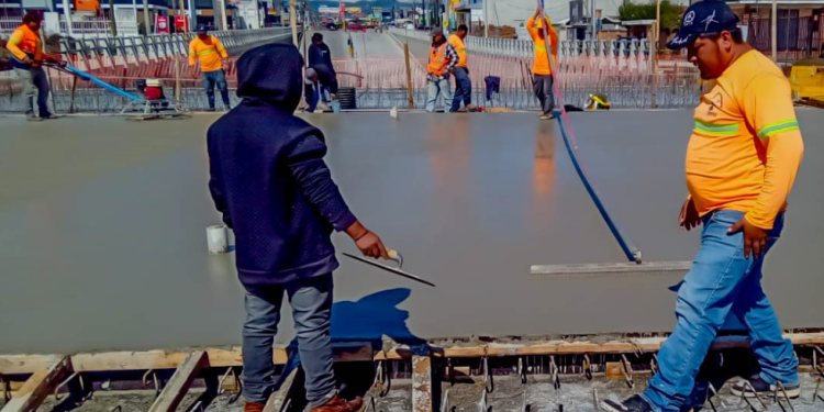 Paso a desnivel avanza con la fundición de la losa del puente 1./Foto: Caminos.