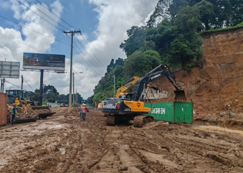 Avanzan con el relleno del muro de contención provisional en el km 24 de la ruta a El Salvador./Foto: Covial.