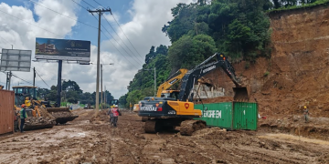 Avanzan con el relleno del muro de contención provisional en el km 24 de la ruta a El Salvador./Foto: Covial.