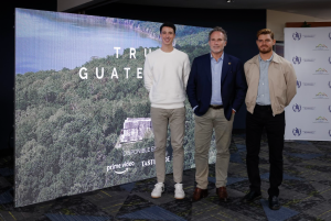 Harris Withbeck, director del Inguat, junto al productor de la serie True Guatemala durante la presentación de la serie. / Foto: Alex Jacinto.