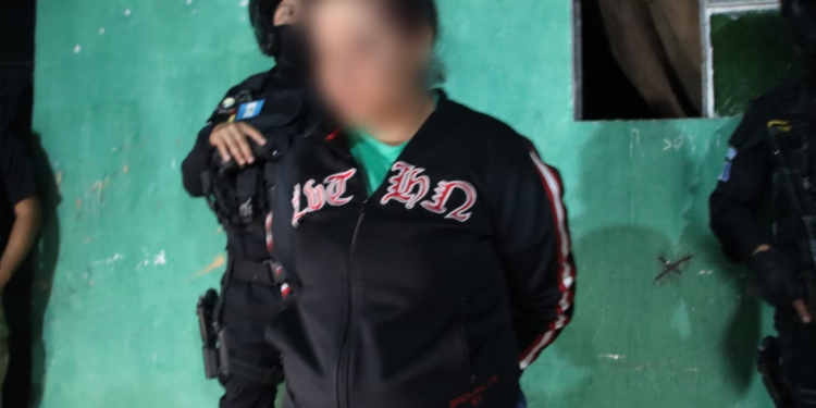 Norma Shivresca Pérez Cándido, de 28 años, alias La Gorda, presunta integrante del Barrio 18. / Foto: PNC