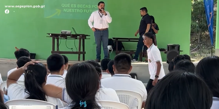 Más de 200 jóvenes de Chiquimula conocieron sobre el programa Becas por Nuestro Futuro