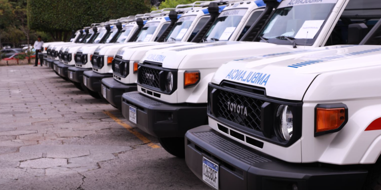 Las 35 ambulancias estarán al servicio de afiliados y derechohabientes. (Foto: IGSS)