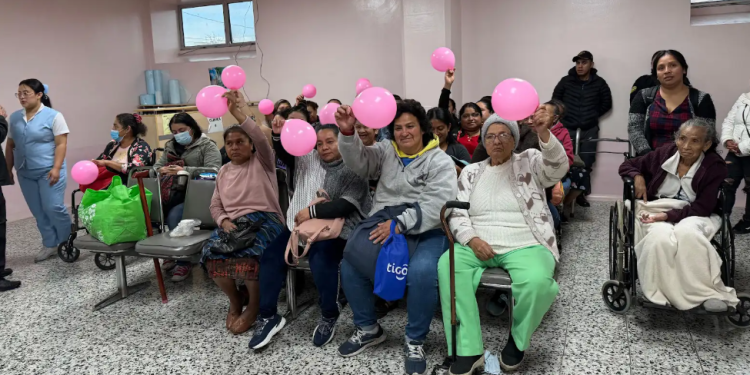 Hospital San Juan de Dios promueve la prevención del cáncer de mama. (Foto: MSPAS)