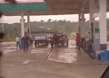 En el lugar del ataque, las autoridades decomisaron dos pistolas ilegales y el pickup en el que los hombres intentaban huir. / Foto: PNC