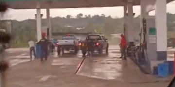 En el lugar del ataque, las autoridades decomisaron dos pistolas ilegales y el pickup en el que los hombres intentaban huir. / Foto: PNC