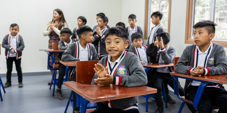 UCEE entregó módulo triple de educación para beneficio de estudiantes de Totonicapán. (Foto: UCEE)