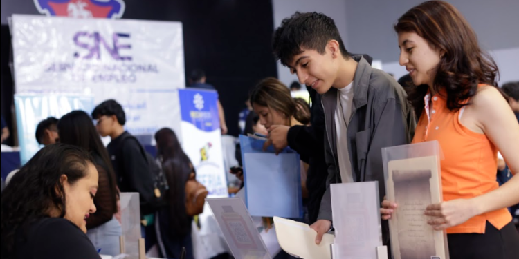 Más de mil 900 jóvenes asistieron a la Feria de Empleo para vacacionistas./Foto: Dickéns Zamora.
