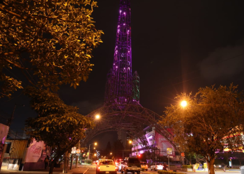 La Torre del Reformador fue iluminada de rosado como parte de la campaña que se une a la lucha contra el cáncer de mama. (Foto: INDE)