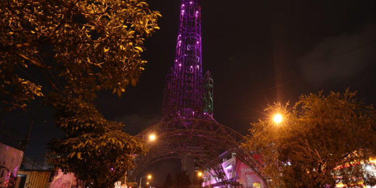 La Torre del Reformador fue iluminada de rosado como parte de la campaña que se une a la lucha contra el cáncer de mama. (Foto: INDE)