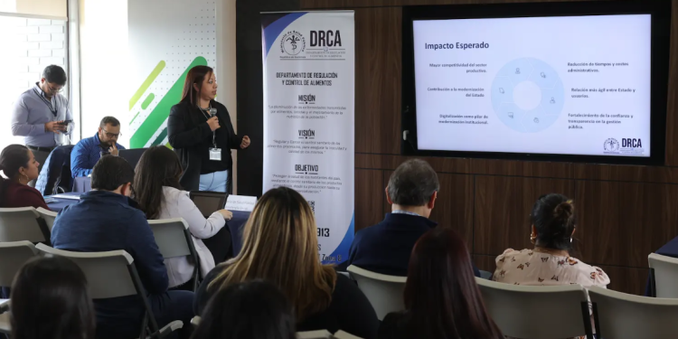 Ministerio de Salud presenta a agremiados de la Cámara de Industria la transformación digital del sistema SNAP-GT. (Foto: MSPAS)