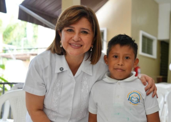 Vicepresidenta inaugura cuatro nuevos clubes de ciencias en el departamento de Petén. (Foto: Vicepresidencia de la República)