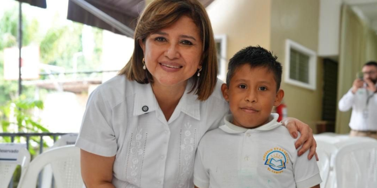 Vicepresidenta inaugura cuatro nuevos clubes de ciencias en el departamento de Petén. (Foto: Vicepresidencia de la República)