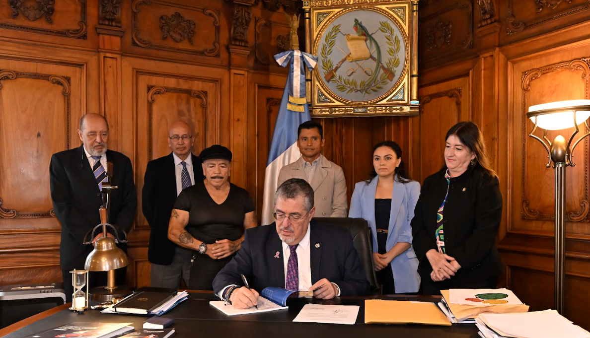 La firma de la Política contó con la participación de autoridades de MCD y deportistas guatemaltecos.