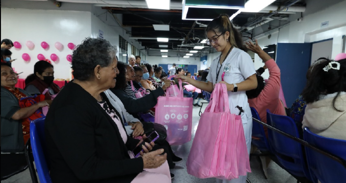 El rosa, color representativo de esta campaña, simboliza esperanza, amor y fortaleza. / Foto: MSPAS