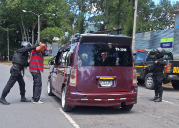 De acuerdo con las autoridades, el control de taxis piratas se ha convertido en una prioridad. / Foto: PNC