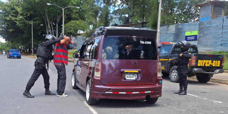 De acuerdo con las autoridades, el control de taxis piratas se ha convertido en una prioridad. / Foto: PNC