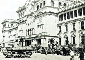 El triunvirato cívico-militar que asumió el 20 de octubre de 1944: Jacobo Árbenz, Jorge Toriello y Francisco Javier Arana. Foto Hemeroteca Nacional