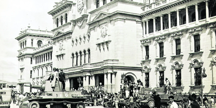 El triunvirato cívico-militar que asumió el 20 de octubre de 1944: Jacobo Árbenz, Jorge Toriello y Francisco Javier Arana. Foto Hemeroteca Nacional