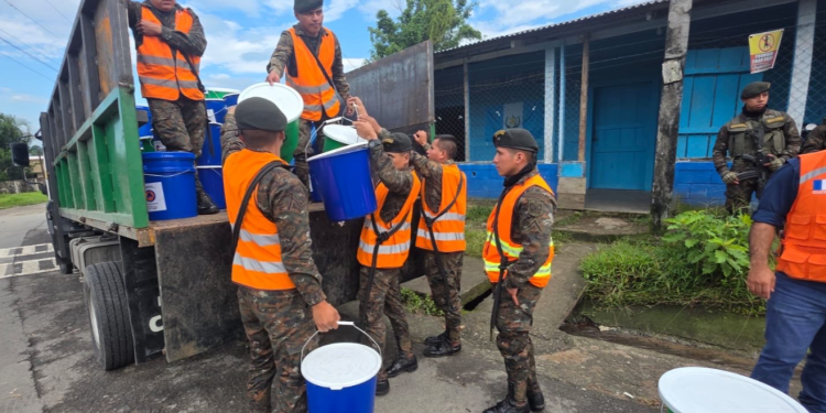 El titular de la cartera de Defensa también resaltó el papel del Ejército en materia de ayuda humanitaria. / Foro: Ejército de Guatemala.