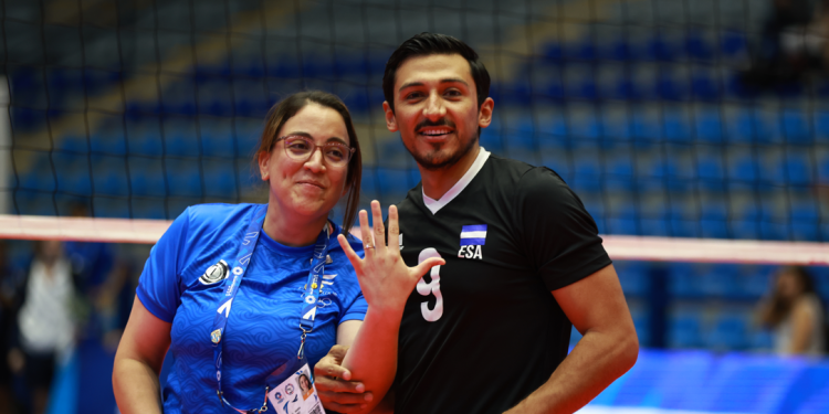 De la duela al altar: Voleibolistas salvadoreños se comprometen en los Juegos Centroamericanos 2025