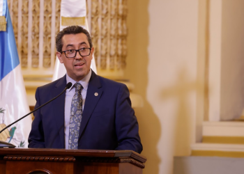 El ministro de Finanzas Públicas, Jonathan Menkos