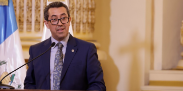 El ministro de Finanzas Públicas, Jonathan Menkos