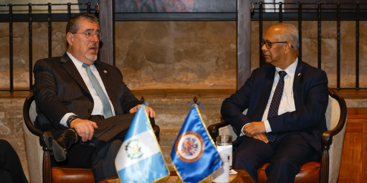 Presidente de Guatemala con el secretario general de la OEA.