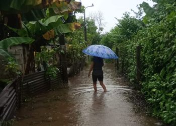 Los suelos saturados facilitan la ocurrencia de inundaciones durante las lluvias. / Foto: Conred.