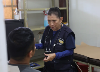 Migrante retornado agradece los servicios de salud gratuitos en el CAR. (Foto: IGM)