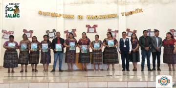 Clausura de salubristas en nivel inicial del idioma maya "kaqchikel". / Foto: ALMG.