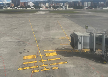 Las líneas de guía en plataforma representan seguridad operacional./Foto: DGAC.