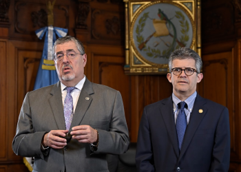 Presidente Bernardo Arévalo y ministro Joaquín Barnoya en el mensaje sobre el convenio con UNOPS. / Foto: Álvaro Interiano.