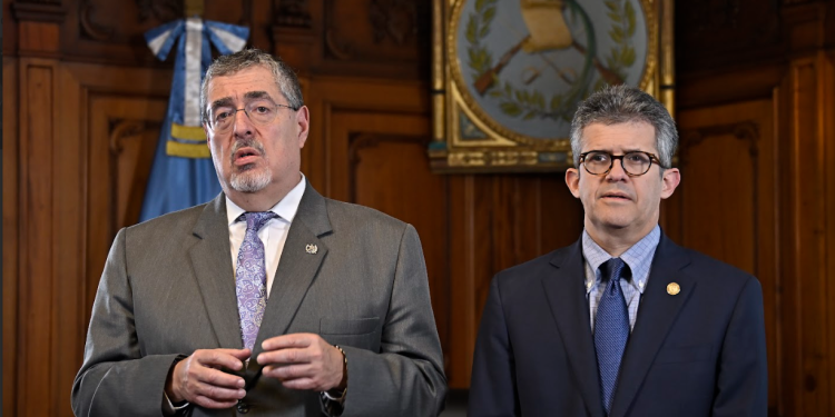 Presidente Bernardo Arévalo y ministro Joaquín Barnoya en el mensaje sobre el convenio con UNOPS. / Foto: Álvaro Interiano.