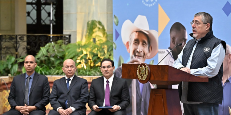 El presidente Bernardo Arévalo con las nuevas autoridades del Ministerio de Gobernación. cambios en Seguridad