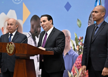 Ministro Villeda durante la ronda. / Foto: Álvaro Interiano