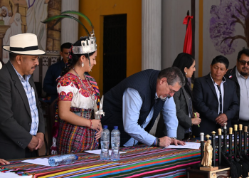 Presidente firma agenda de trabajo para el desarrollo de San Cristóbal, Totonicapán. (Foto: Byron de la Cruz)