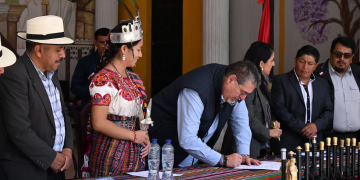 Presidente firma agenda de trabajo para el desarrollo de San Cristóbal, Totonicapán. (Foto: Byron de la Cruz)