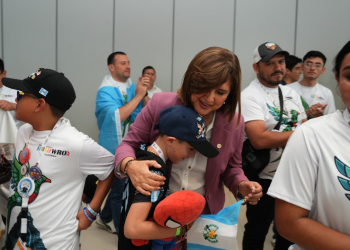 La vicepresidenta Karin Herrera compartió con los guatemaltecos que participaron en la Olimpiada Mundial de Robótica. (Foto: Vicepresidencia de la República)