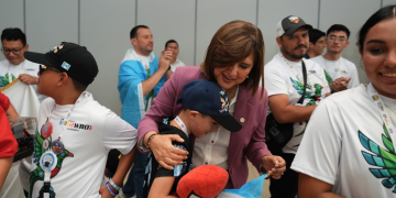 La vicepresidenta Karin Herrera compartió con los guatemaltecos que participaron en la Olimpiada Mundial de Robótica. (Foto: Vicepresidencia de la República)