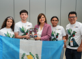 La vicepresidenta Karin Herrera compartió con los guatemaltecos que participaron en la Olimpiada Mundial de Robótica. (Foto: Vicepresidencia)