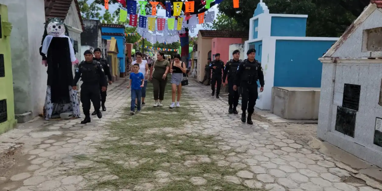Con este operativo, la Policía Nacional Civil reafirma su compromiso de brindar acompañamiento y protección a las familias guatemaltecas. / Foto: PNC.