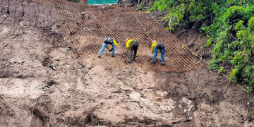 Covial instala electromalla en talud de la avenida Hincapié./Foto: Covial.