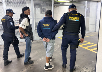 Las cámaras de seguridad captaron cómo los sujetos, a bordo de una motocicleta, esperaban en una esquina para interceptar a sus víctimas. / Foto: PNC