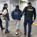Las cámaras de seguridad captaron cómo los sujetos, a bordo de una motocicleta, esperaban en una esquina para interceptar a sus víctimas. / Foto: PNC