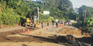 Personal y maquinaria de Covial trabaja en el km 194 de la ruta Cito-Zarco para habilitar un carril temporal por socavamiento en la carretera.