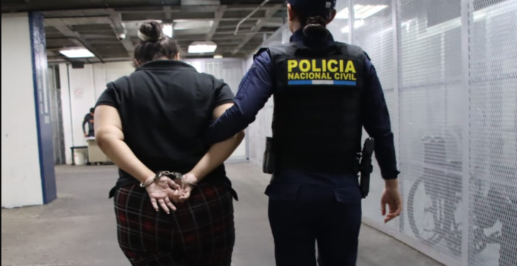 Mujer capturada en zona 9 capitalina. / Foto: PNC.