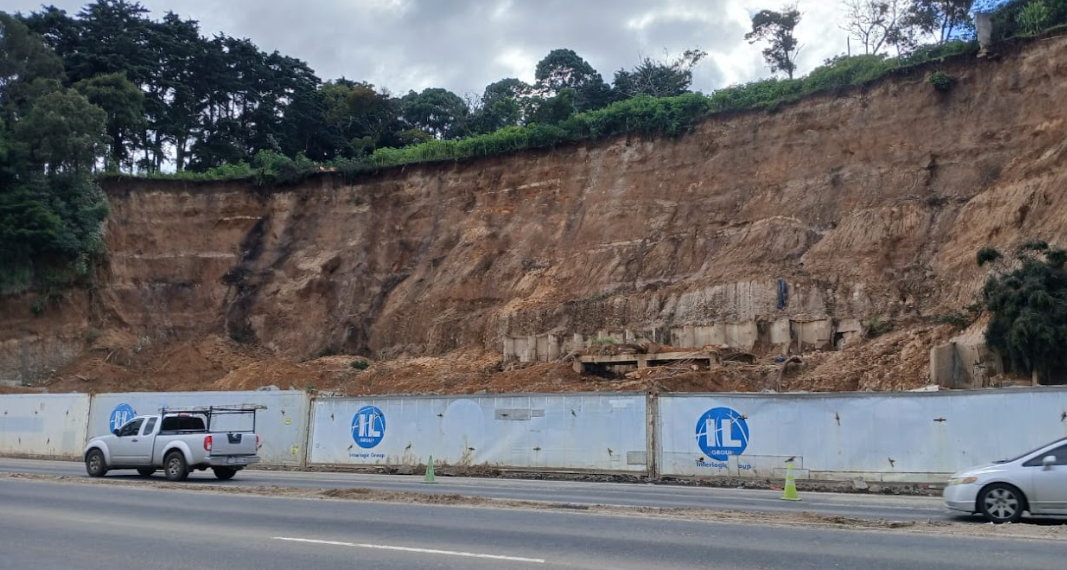 Llevan a cabo estudios en ladera de carretera a El Salvador para prevenir deslaves./Foto: CIV.
