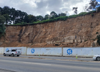 Llevan a cabo estudios en ladera de carretera a El Salvador para prevenir deslaves./Foto: CIV.