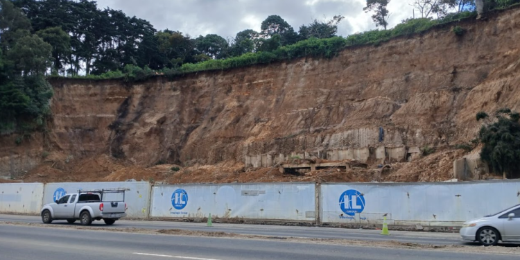 Llevan a cabo estudios en ladera de carretera a El Salvador para prevenir deslaves./Foto: CIV.